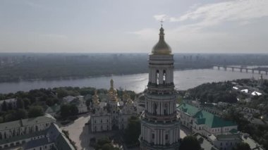 Kyiv 'in mimarisi. Ukrayna: Kyiv Pechersk Lavra 'nın hava manzarası. Ağır çekim, düz, gri