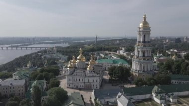 Kyiv 'in mimarisi. Ukrayna: Kyiv Pechersk Lavra 'nın hava manzarası. Ağır çekim, düz, gri