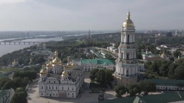Kyiv 'in mimarisi. Ukrayna: Kyiv Pechersk Lavra 'nın hava manzarası. Ağır çekim, düz, gri
