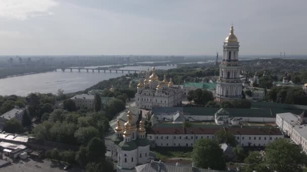 สถาปัตยกรรมของคีฟ ยูเครน: มุมมองทางอากาศของ Kyiv Pechersk Lavra การเคลื่อนที่ช้า, แบน, เทา — วีดีโอสต็อก