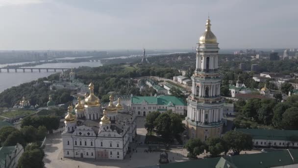 Kiev-arkitekturen. Ukraina: Flygfoto av Kiev Pechersk Lavra. Långsamma rörelser, flata, grå — Stockvideo