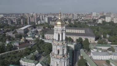 Kyiv 'in mimarisi. Ukrayna: Kyiv Pechersk Lavra 'nın hava manzarası. Ağır çekim, düz, gri