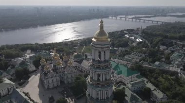 Kyiv 'in mimarisi. Ukrayna: Kyiv Pechersk Lavra 'nın hava manzarası. Ağır çekim, düz, gri