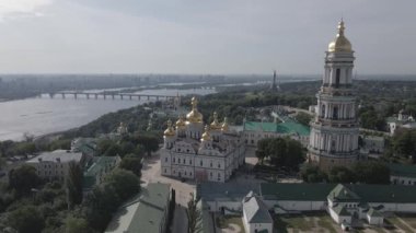 Kyiv 'in mimarisi. Ukrayna: Kyiv Pechersk Lavra 'nın hava manzarası. Ağır çekim, düz, gri