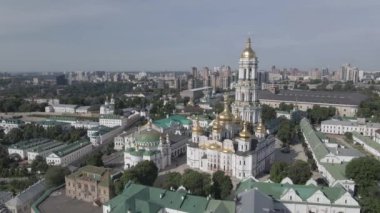 Kyiv 'in mimarisi. Ukrayna: Kyiv Pechersk Lavra 'nın hava manzarası. Ağır çekim, düz, gri