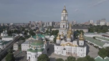 Kyiv 'in mimarisi. Ukrayna: Kyiv Pechersk Lavra 'nın hava manzarası. Ağır çekim, düz, gri