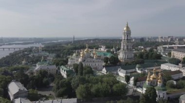 Kyiv 'in mimarisi. Ukrayna: Kyiv Pechersk Lavra 'nın hava manzarası. Ağır çekim, düz, gri