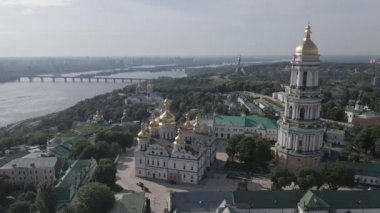Kyiv 'in mimarisi. Ukrayna: Kyiv Pechersk Lavra 'nın hava manzarası. Ağır çekim, düz, gri