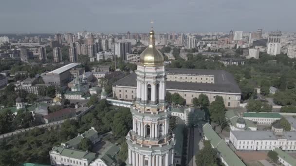 La arquitectura de Kiev. Ucrania: Vista aérea de Kiev Pechersk Lavra. Movimiento lento, plano, gris — Vídeos de Stock