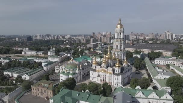 De architectuur van Kiev. Oekraïne: Luchtfoto van Kiev Pechersk Lavra. Langzame beweging, vlak, grijs — Stockvideo