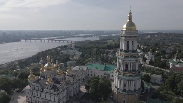 De architectuur van Kiev. Oekraïne: Luchtfoto van Kiev Pechersk Lavra. Langzame beweging, vlak, grijs — Stockvideo