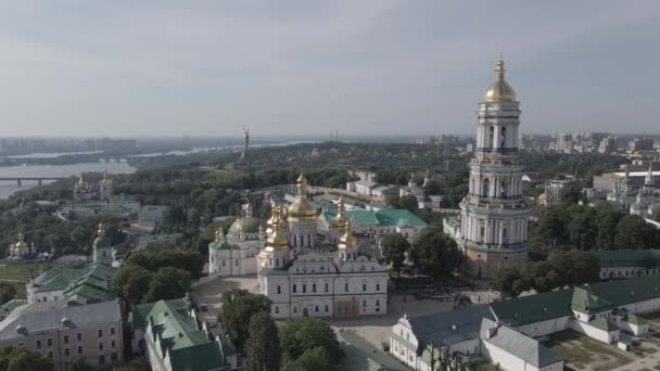 Η αρχιτεκτονική του Κίεβο. Ουκρανία: Αεροφωτογραφία του Κίεβο Pechersk Lavra. Αργή κίνηση, επίπεδη, γκρι — Αρχείο Βίντεο