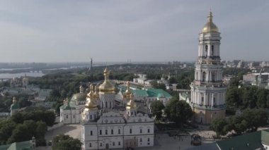 Kyiv 'in mimarisi. Ukrayna: Kyiv Pechersk Lavra 'nın hava manzarası. Ağır çekim, düz, gri