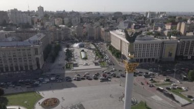 Kyiv 'in mimarisi. Ukrayna: Independence Meydanı, Meydan. Hava görüntüsü, yavaş çekim, düz. gri
