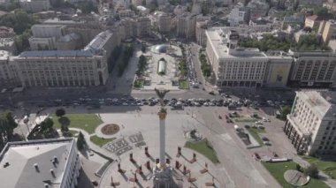 Kyiv 'in mimarisi. Ukrayna: Independence Meydanı, Meydan. Hava görüntüsü, yavaş çekim, düz. gri