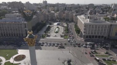 Kyiv 'in mimarisi. Ukrayna: Independence Meydanı, Meydan. Hava görüntüsü, yavaş çekim, düz. gri