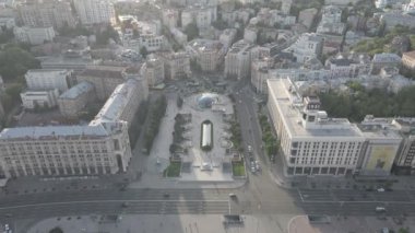 Kyiv 'in mimarisi. Ukrayna: Independence Meydanı, Meydan. Hava görüntüsü, yavaş çekim, düz. gri