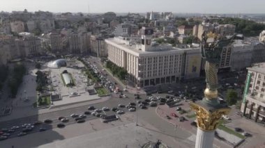 Kyiv 'in mimarisi. Ukrayna: Independence Meydanı, Meydan. Hava görüntüsü, yavaş çekim, düz. gri