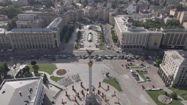 Kiev-arkitekturen. Ukraina: Självständighetstorget, Maidan. Flygfoto, slow motion, platt. grå — Stockvideo