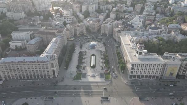 基辅的建筑。Ukraine: independence Square, Maidan.空中俯瞰，缓慢运动，平坦。灰色 — 图库视频影像