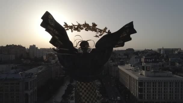 Kyiv 'in mimarisi. Ukrayna: Independence Meydanı, Meydan. Hava görüntüsü, yavaş çekim, düz. gri — Stok video
