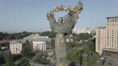 Kyiv 'in mimarisi. Ukrayna: Independence Meydanı, Meydan. Hava görüntüsü, yavaş çekim, düz. gri