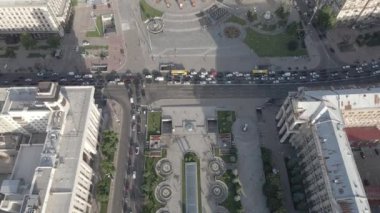 Kyiv 'in mimarisi. Ukrayna: Independence Meydanı, Meydan. Hava görüntüsü, yavaş çekim, düz. gri