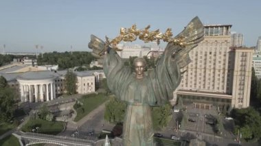 Kyiv 'in mimarisi. Ukrayna: Independence Meydanı, Meydan. Hava görüntüsü, yavaş çekim, düz. gri