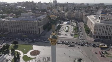 Kyiv 'in mimarisi. Ukrayna: Independence Meydanı, Meydan. Hava görüntüsü, yavaş çekim, düz. gri