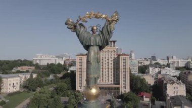 Kyiv 'in mimarisi. Ukrayna: Independence Meydanı, Meydan. Hava görüntüsü, yavaş çekim, düz. gri