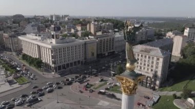 Kyiv 'in mimarisi. Ukrayna: Independence Meydanı, Meydan. Hava görüntüsü, yavaş çekim, düz. gri