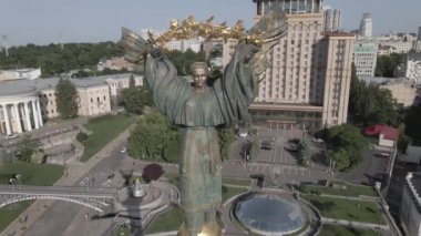 Kyiv 'in mimarisi. Ukrayna: Independence Meydanı, Meydan. Hava görüntüsü, yavaş çekim, düz. gri
