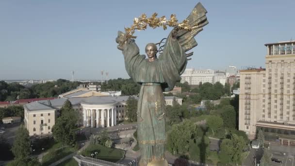 Die Architektur von Kiew. Ukraine: Unabhängigkeitsplatz, Maidan. Luftaufnahme, Zeitlupe, flach. grau — Stockvideo