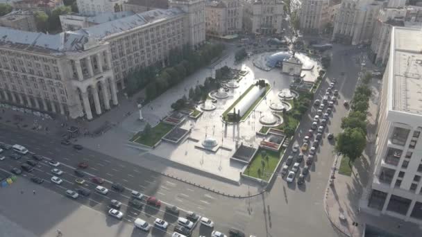 Kyiv 의 건축. 우크라이나: 독립 광장, 마이 단. 공중에서 보고, 느린 동작에, 납작 하고. 회색 — 비디오