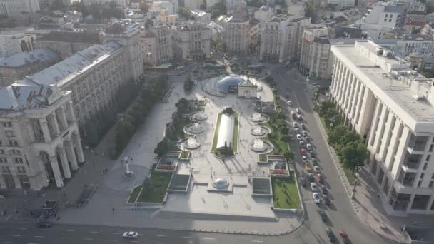 Kyiv 'in mimarisi. Ukrayna: Independence Meydanı, Meydan. Hava görüntüsü, yavaş çekim, düz. gri — Stok video