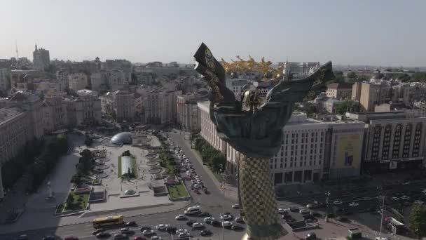 L'architecture de Kiev. Ukraine : Place de l'Indépendance, Maidan. Vue aérienne, ralenti, plat. gris — Video