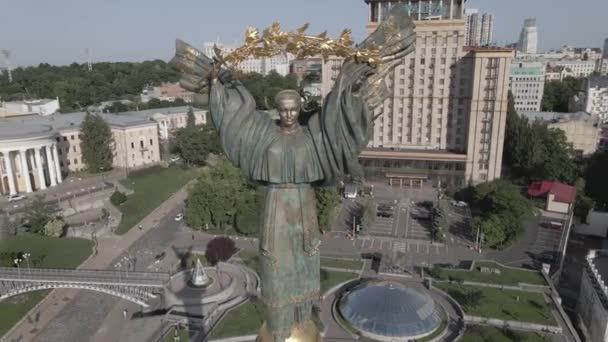 Die Architektur von Kiew. Ukraine: Unabhängigkeitsplatz, Maidan. Luftaufnahme, Zeitlupe, flach. grau — Stockvideo