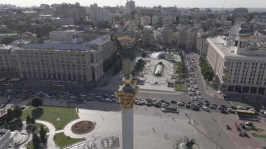 Kyiv 'in mimarisi. Ukrayna: Independence Meydanı, Meydan. Hava görüntüsü, yavaş çekim, düz. gri
