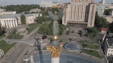 Kyiv 'in mimarisi. Ukrayna: Independence Meydanı, Meydan. Hava görüntüsü, yavaş çekim, düz. gri