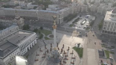 Kyiv 'in mimarisi. Ukrayna: Independence Meydanı, Meydan. Hava görüntüsü, yavaş çekim, düz. gri