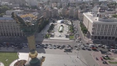 Kyiv 'in mimarisi. Ukrayna: Independence Meydanı, Meydan. Hava görüntüsü, yavaş çekim, düz. gri