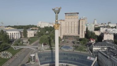 Kyiv 'in mimarisi. Ukrayna: Independence Meydanı, Meydan. Hava görüntüsü, yavaş çekim, düz. gri
