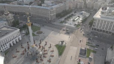 Kyiv 'in mimarisi. Ukrayna: Independence Meydanı, Meydan. Hava görüntüsü, yavaş çekim, düz. gri