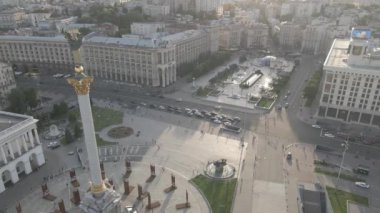 Kyiv 'in mimarisi. Ukrayna: Independence Meydanı, Meydan. Hava görüntüsü, yavaş çekim, düz. gri