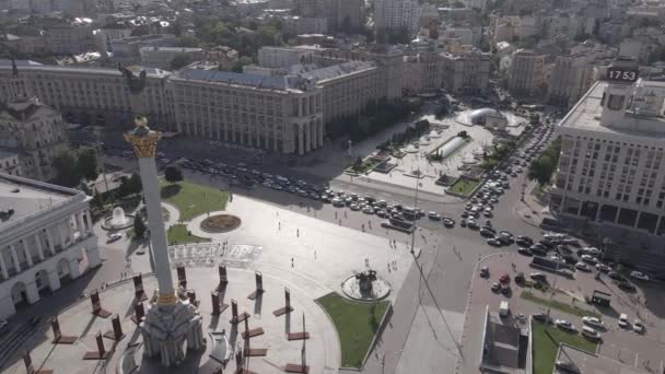 Kyiv 'in mimarisi. Ukrayna: Independence Meydanı, Meydan. Hava görüntüsü, yavaş çekim, düz. gri — Stok video