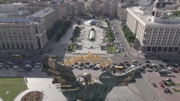 De architectuur van Kiev. Oekraïne: onafhankelijkheidsplein, Maidan. Luchtfoto, slow motion, vlak. grijs — Stockvideo