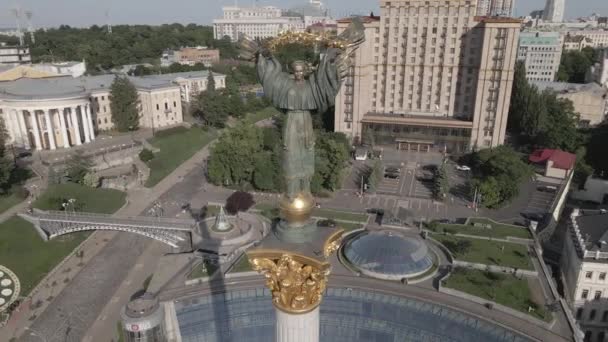 Kiev-arkitekturen. Ukraina: Självständighetstorget, Maidan. Flygfoto, slow motion, platt. grå — Stockvideo