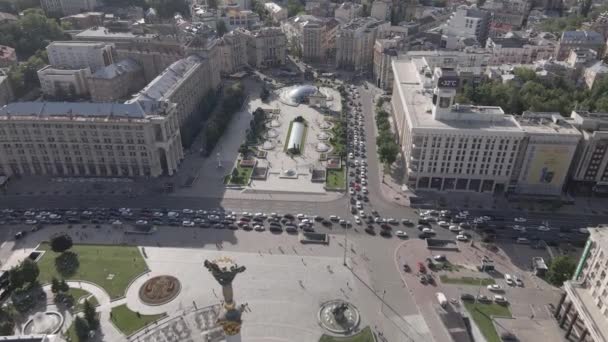 基辅的建筑。Ukraine: independence Square, Maidan.空中俯瞰，缓慢运动，平坦。灰色 — 图库视频影像