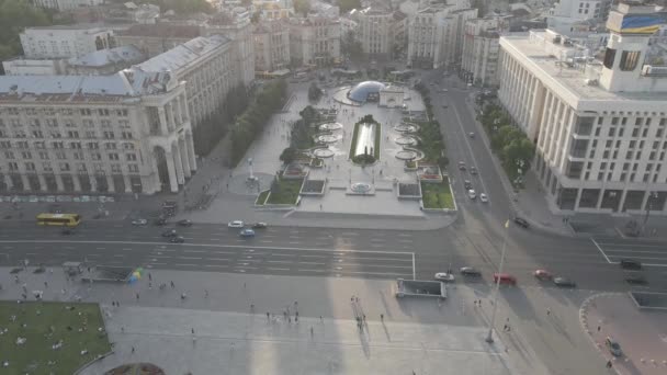 De architectuur van Kiev. Oekraïne: onafhankelijkheidsplein, Maidan. Luchtfoto, slow motion, vlak. grijs — Stockvideo