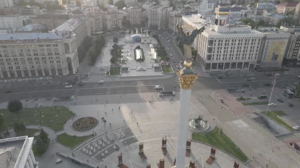 基辅的建筑。Ukraine: independence Square, Maidan.空中俯瞰，缓慢运动，平坦。灰色 — 图库视频影像